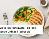 Talerz z grillowanym kurczakiem, ryżem i gotowanymi warzywami. Idealny posiłek dla osób na diecie lekkostrawnej.