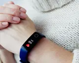 Opaska monitoruje puls 102 BPM. Wysoki puls może świadczyć o problemach z sercem.