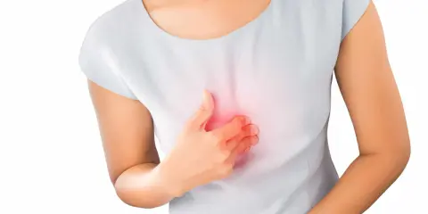 Dłoń uciska klatkę piersiową, gdzie widoczny jest czerwony obszar. Może to symbolizować zgagę po miodzie.