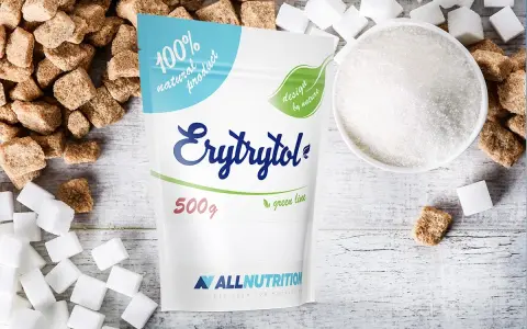 Erytrytol obok kostek cukru i miseczki z kryształkami. Naturalny słodzik, zdrowsza alternatywa dla cukru.
