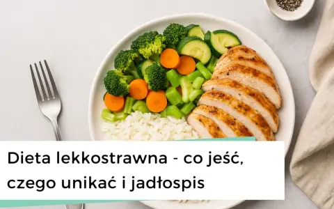 Talerz z grillowanym kurczakiem, ryżem i gotowanymi warzywami. Idealny posiłek dla osób na diecie lekkostrawnej.