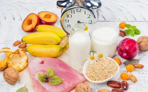 Banany, śliwki, mleko, ryż, orzechy, migdały, indyk i grzyby – to produkty, w których znajdziesz tryptofan.