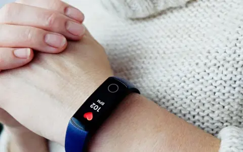 Opaska monitoruje puls 102 BPM. Wysoki puls może świadczyć o problemach z sercem.