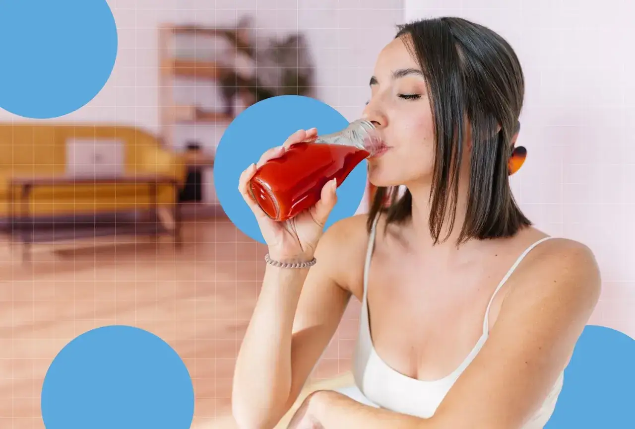 Kobieta pije sok pomidorowy z butelki. Co podnosi ciśnienie opr&oacute;cz kawy? Może to być ten nap&oacute;j!